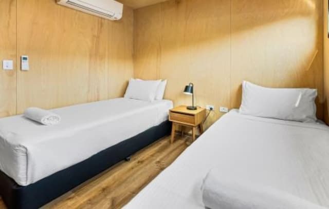 Deluxe 2 Bedroom Cabin - Sleeps 4