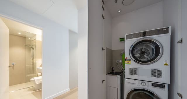 Two-Bedroom Two-Bathroom + Study Apartment with Harbour View