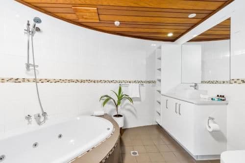 Queen Room with Spa Bath