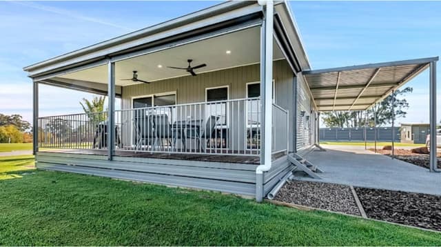 Deluxe 3 Bedroom Lakeside Cabin - Sleeps 6