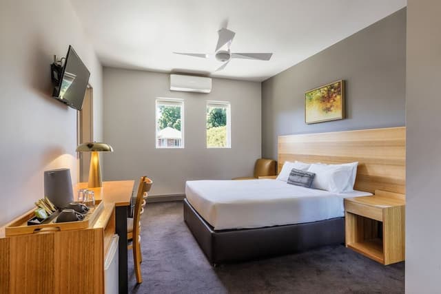 Deluxe Room, 1 Queen Bed, Non Smoking, Private Bathroom