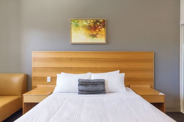 Deluxe Room, 1 Queen Bed, Non Smoking, Private Bathroom