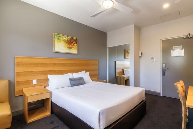 Deluxe Room, 1 Queen Bed, Non Smoking, Private Bathroom