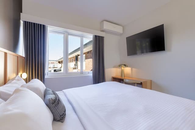 Deluxe Room, 1 King Bed, Non Smoking, Private Bathroom