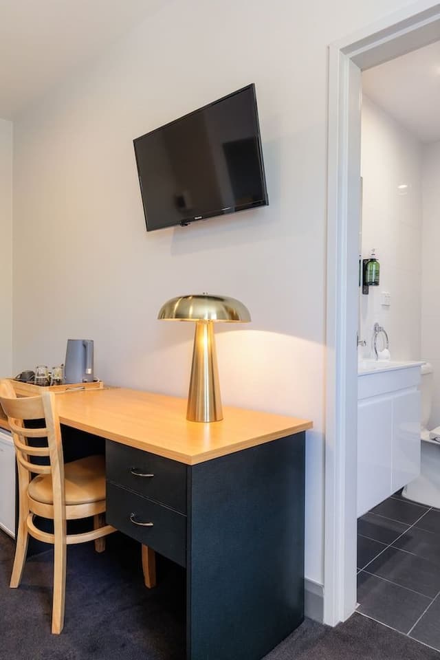 Deluxe Room, 1 Queen Bed, Non Smoking, Private Bathroom