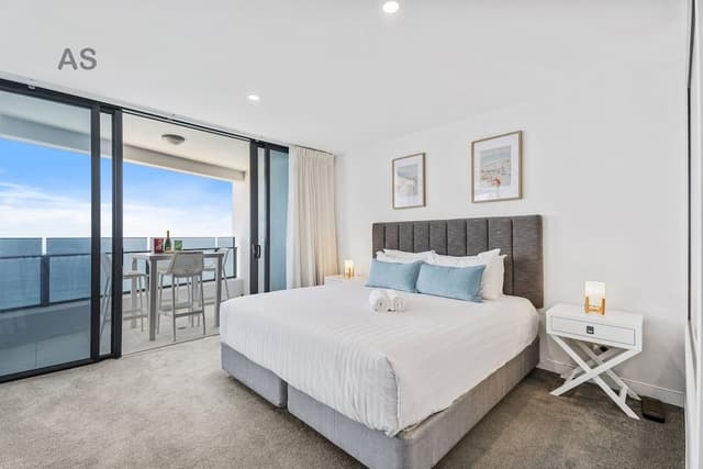 Level 56 Luxury Apartment, 3 Bedrooms, 2 Bathrooms, Ocean View
