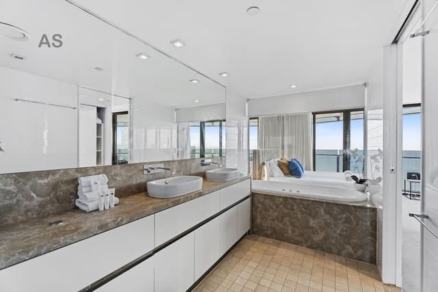 Level 43 Luxurious Apartment, 3 Bedrooms, Accessible, Ocean View