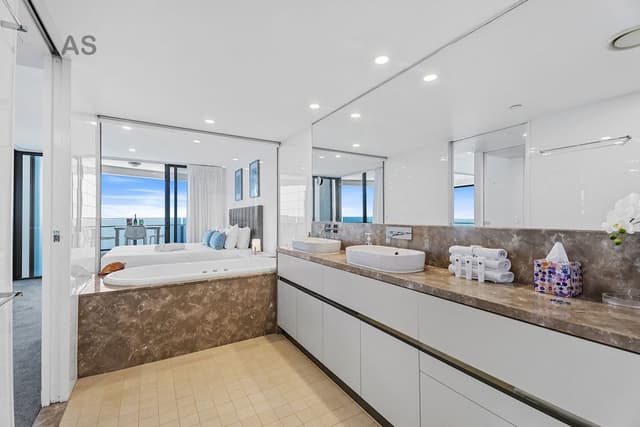 Level 56 Luxury Apartment, 3 Bedrooms, 2 Bathrooms, Ocean View