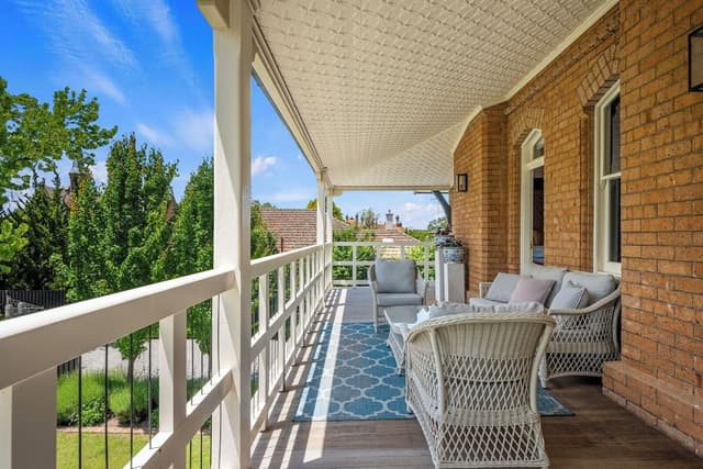 Signature Suite, 1 King Bed, Balcony, Garden View