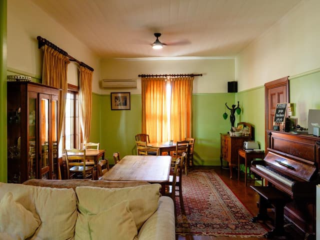 Smart Queen Room