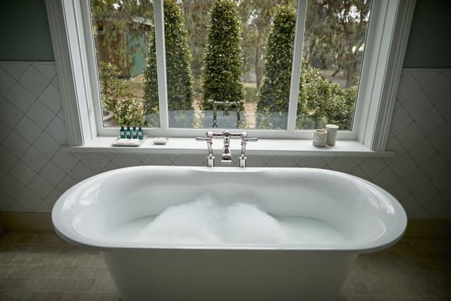Deluxe Room, 1 King Bed, Bathtub, Vineyard View