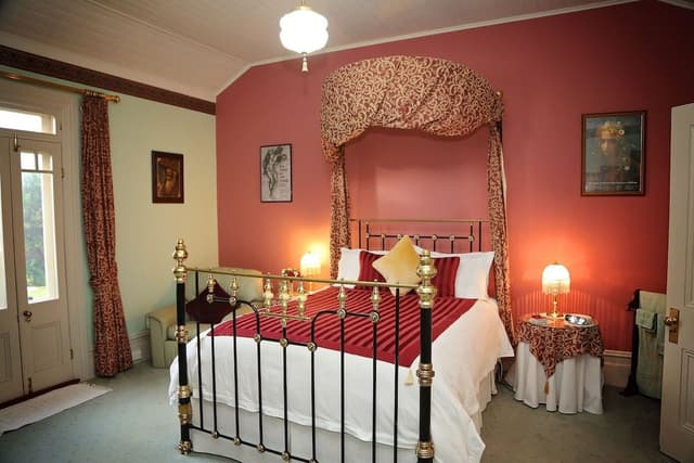 Red Queen Room