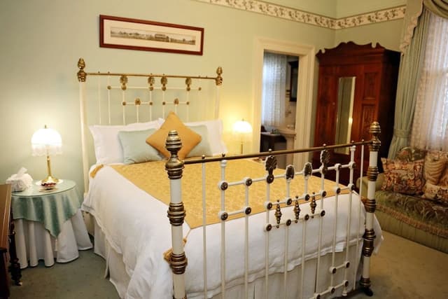 Signature Queen Suite