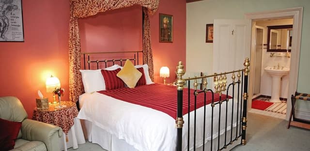 Red Queen Room