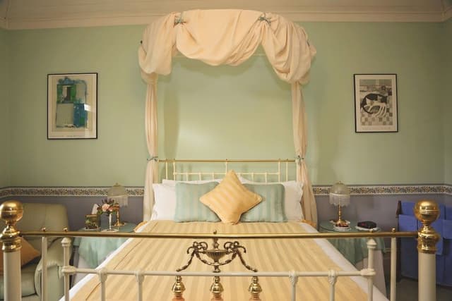 Blue Queen Room