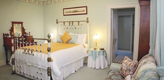 Signature Queen Suite
