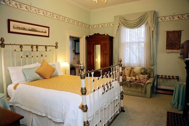 Signature Queen Suite