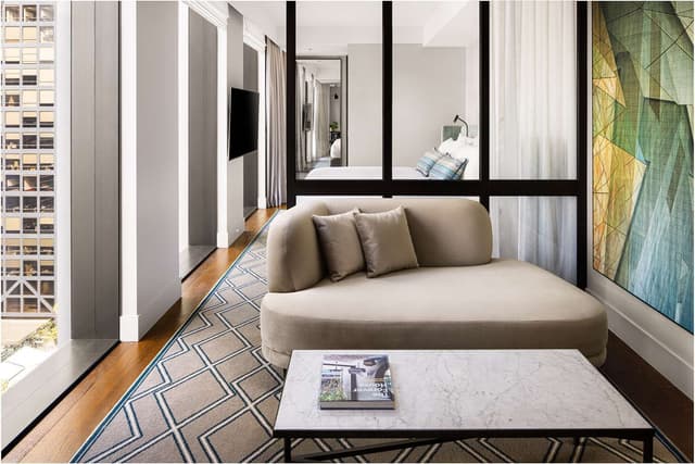 KING STUDIO SUITE WITH LOUNGE / CITY VIEW
