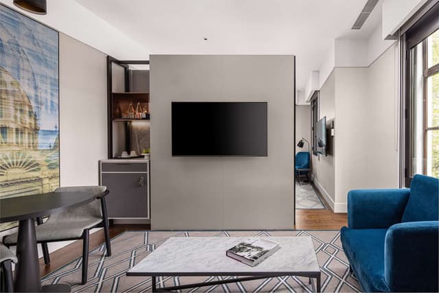 KING JUNIOR SUITE WITH LOUNGE / HERITAGE WING