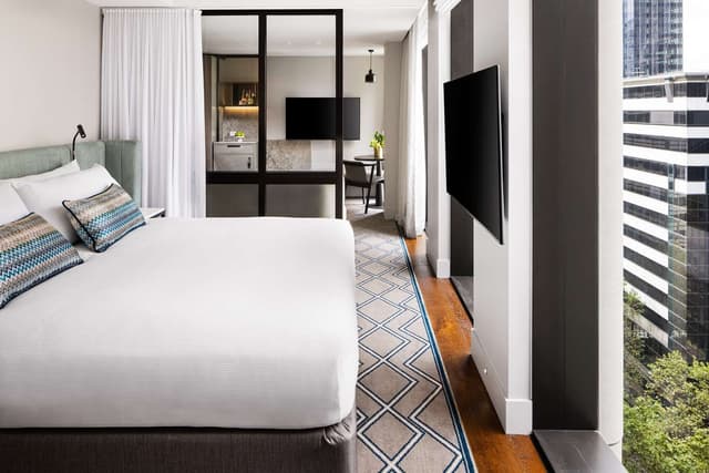 KING STUDIO SUITE WITH LOUNGE / CITY VIEW