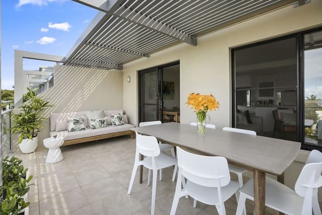 Deluxe Apartment, 1 King Bed, Balcony, Ocean View
