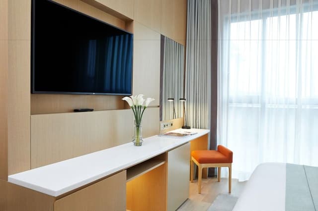 [Hanbok PKG] Superior King Room (Free Access to Theme Park BIG3) + Hanbok rental 4 hours for 2