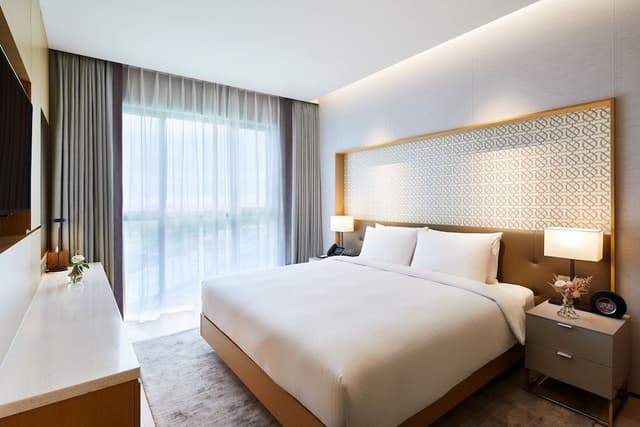[Hanbok PKG] Superior King Room (Free Access to Theme Park BIG3) + Hanbok rental 4 hours for 2