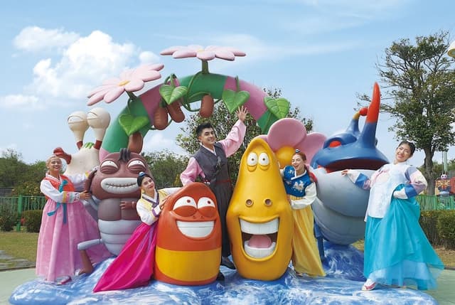 [Hanbok PKG] Deluxe Family Twin Room (Free Access to Theme Park BIG3) + Hanbok rental 4 hours for 2