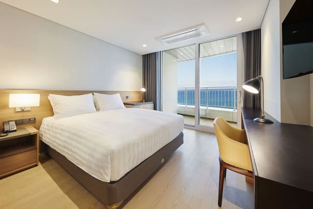 [ALL-IN PKG] Deluxe Double Room, Lake View(Breakfast, Pool, Sauna, Fitness For 2)