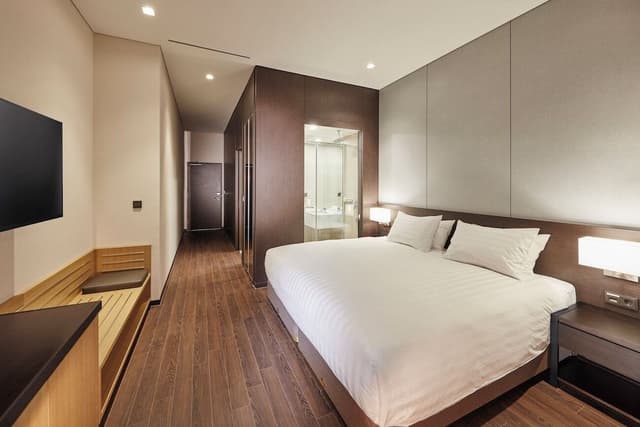 [ALL-IN PKG] Deluxe Double Room, Lake View(Breakfast, Pool, Sauna, Fitness For 2)
