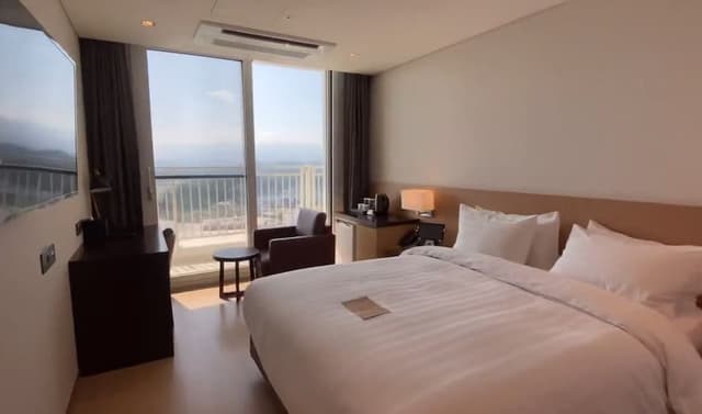 [ALL-IN PKG] Deluxe Double Room, Lake View(Breakfast, Pool, Sauna, Fitness For 2)