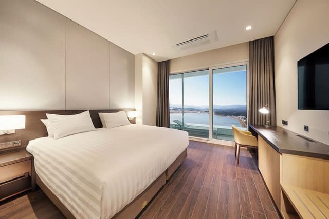 [ALL-IN PKG] Deluxe Double Room, Lake View(Breakfast, Pool, Sauna, Fitness For 2)