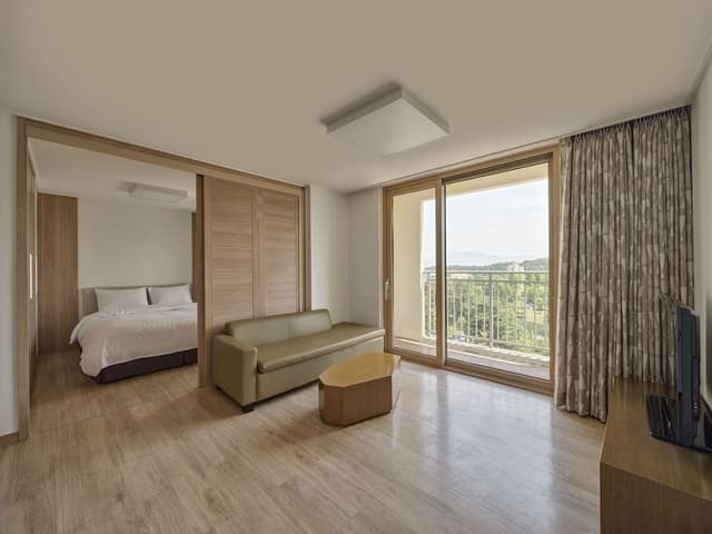 [All INC for 2] West Tower Suite A - Breakfast + Water Park + Kids club 1hour or 2 screen games