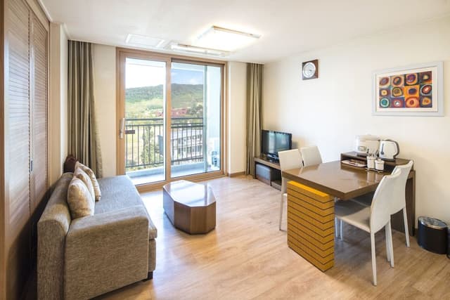 [All INC for 2] West Tower Suite A - Breakfast + Water Park + Kids club 1hour or 2 screen games