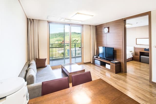 [All INC for 2] West Tower Suite B - Breakfast + Water Park + Kids club 1hour or 2 screen games