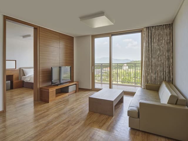 [All INC for 2] West Tower Suite B - Breakfast + Water Park + Kids club 1hour or 2 screen games