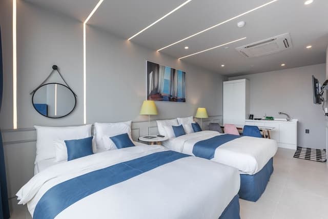 Signature Pool Suite O