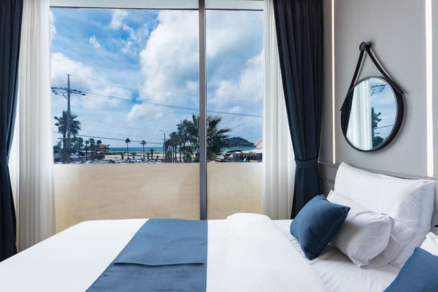 Signature Pool Suite O