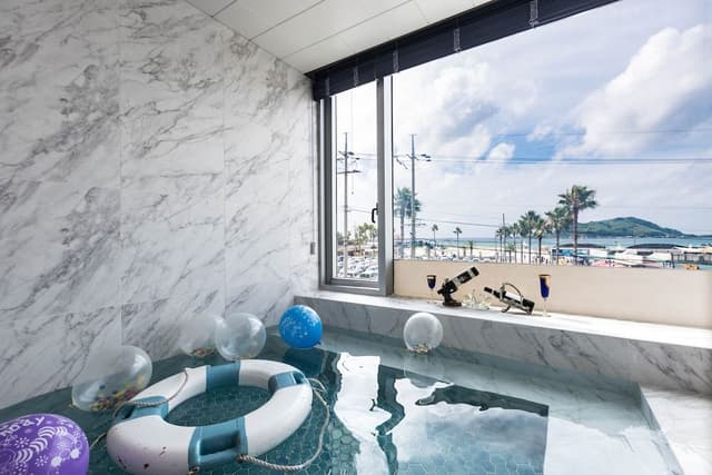 Signature Pool Suite O