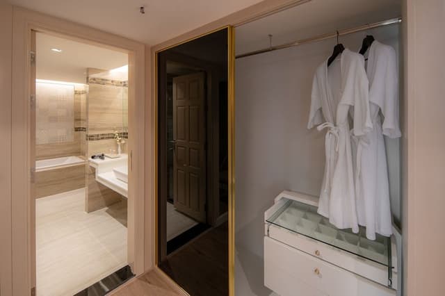 Alexander Suite