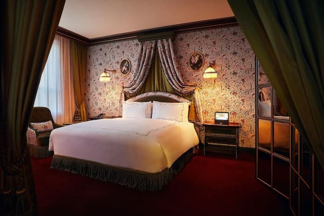 Corner Suite King - Club Lounge Access Included