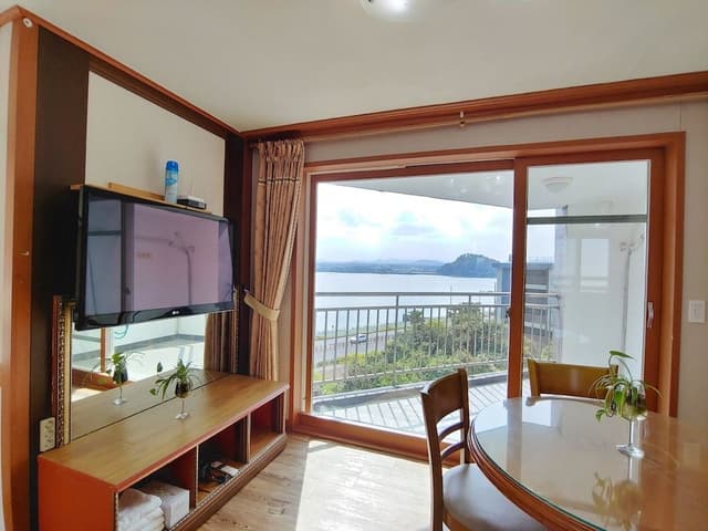 Double + 2 Single Beds (approx. 62 sqm)