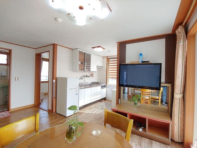 Double + 2 Single Beds (approx. 62 sqm)
