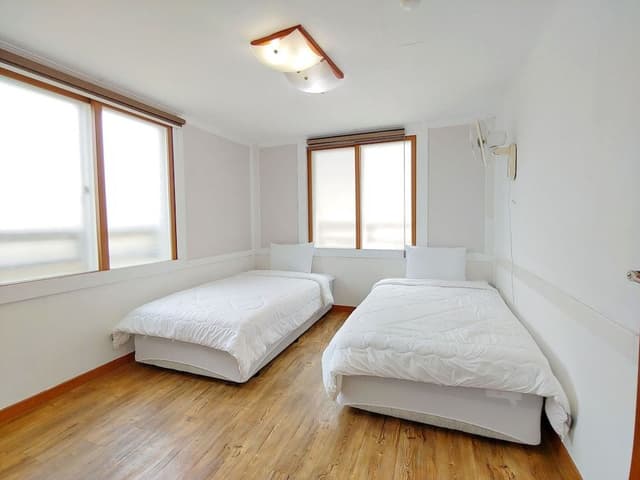 Double + 2 Single Beds (approx. 62 sqm)