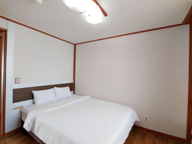 Double + 2 Single Beds (approx. 62 sqm)