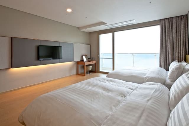 [Family All-in : 2Adults+1Child] Family(Kitchen/Ocean)-Breakfast + Dinner + Water Park OR Yacht Tour