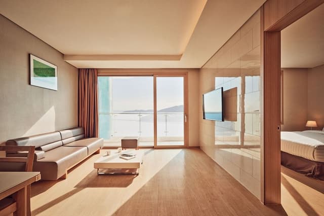 [Family All-in : 2Adults+1Child] Suite (Kitchen/Ocean)-Breakfast + Dinner + Water Park OR Yacht Tour