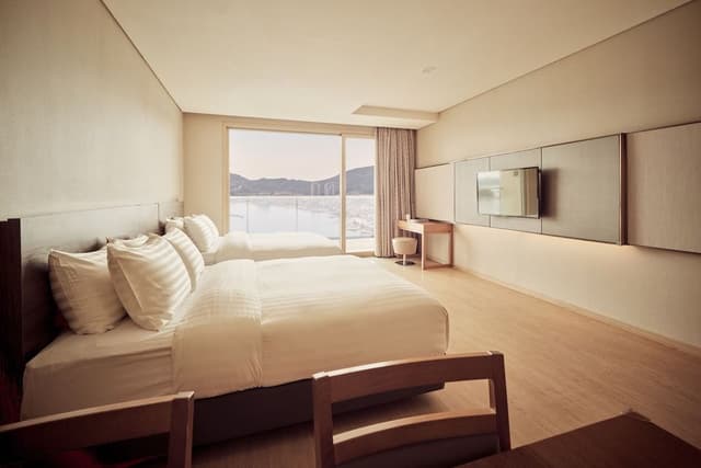 [Family All-in : 2Adults+1Child] Family(Kitchen/Ocean)-Breakfast + Dinner + Water Park OR Yacht Tour