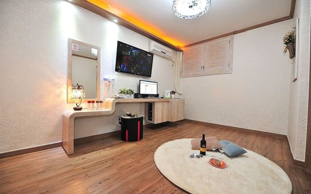 Family Room (5 People)