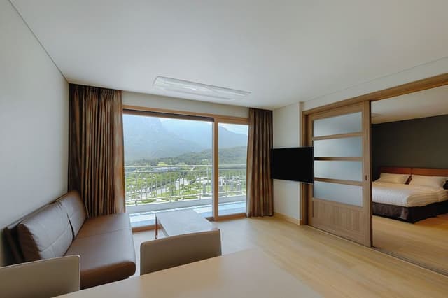 [WOW PKG] [EAST] SonoBelle Suite(Cooking/Seorak Mountain/Bed) - Hot Spring Sauna for 2 people